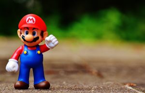 Figurine de Mario qui lève les bras